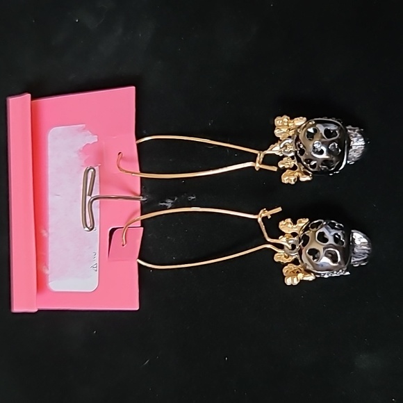 New Vintage! BETSEY JOHNSON Dark Shadows Collection Black Skull Queen Earrings. - Picture 9 of 9